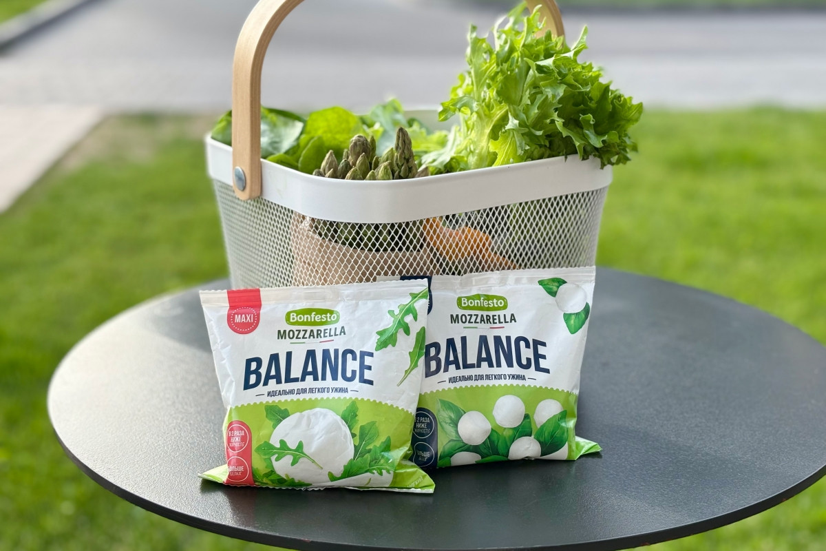 сыр моцарелла Balance и корзина с зеленью