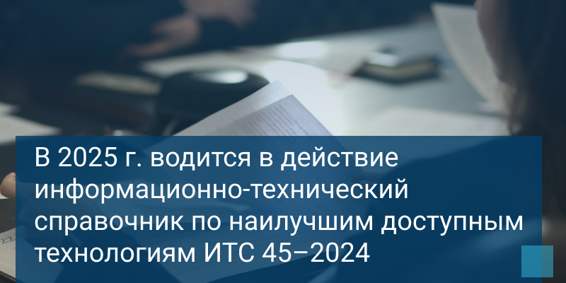 Девушка с бумагами за столом